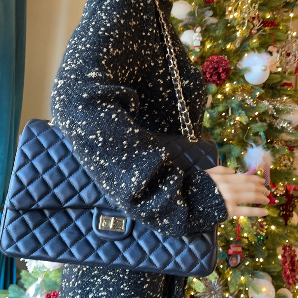 Black elegant purse 👛 from fashion designer 👩‍🎨 new never been used before